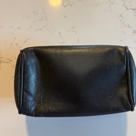 Louis Vuitton Taiga Trousse Ivan Toiletry Bag - Picture 5 of 6